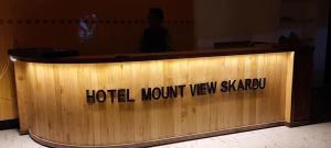 uma recepção de madeira com as palavras hotel não vista skylvo em Mount View Hotel Skardu em Skardu