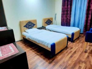 Uma cama ou camas num quarto em Mount View Hotel Skardu