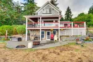 Garður fyrir utan Bayfront Home with Private Beach in Vaughn!