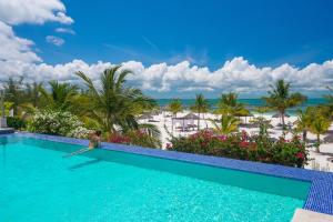 Bazén v ubytování Konokono Beach Resort and Isaraya Luxury Overwater Villas nebo v jeho okolí