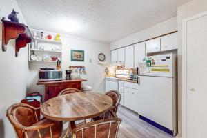 una piccola cucina con tavolo e frigorifero di Skyleaf E4 a Sugar Mountain Altre 14 foto