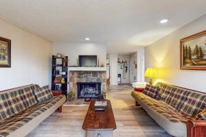 un soggiorno con due divani e un camino di Skyleaf E4 a Sugar Mountain