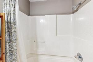 una doccia bianca con una porta in un bagno di Skyleaf E4 a Sugar Mountain