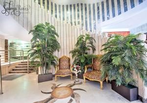a lobby with two chairs and a lizard on the floor at فندق دار الريس - Dar Raies Hotel in Makkah