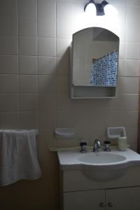 a bathroom with a sink and a mirror at Casa familiar in Santa Fe