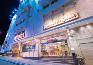 a store front of a building at night at فندق دار الريس - Dar Raies Hotel in Makkah