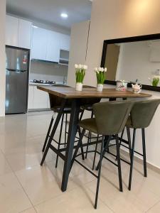 una cocina con mesa y sillas con flores. en Skyhomes KLCC New, en Kuala Lumpur