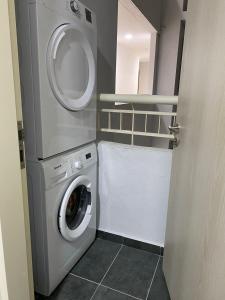 un lavadero con lavadora y lavadora en Skyhomes KLCC New, en Kuala Lumpur