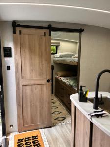Kuchyň nebo kuchyňský kout v ubytování Camper RV in River Ranch