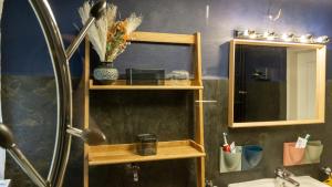 un bagno con lavandino e specchio di Ferienhaus Alexandra in Ebensee a Ebensee Altre 37 foto