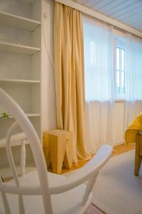 een witte stoel in een kamer met een raam bij Ferienhaus Alexandra in Ebensee in Ebensee