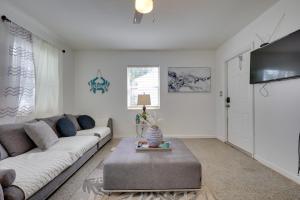 ハリウッドにある3 Mi to Beach Quaint Home with Patio in Hollywoodのソファとテレビのあるリビングルーム