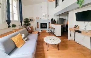 un salon avec un canapé et une table dans l'établissement Fleuriau cozy boheme Proche marché & Vieux Port, à La Rochelle