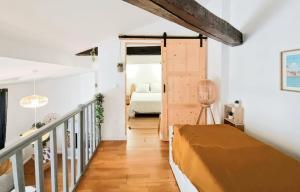 - une chambre avec une porte menant à un lit dans l'établissement Fleuriau cozy boheme Proche marché & Vieux Port, à La Rochelle