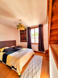 a bedroom with a bed and a window at Chantilly Garden in Gouvieux