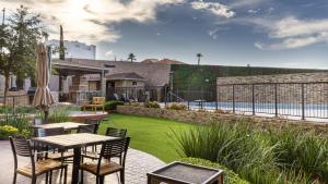 Bazén v ubytování Staybridge Suites Chihuahua by IHG nebo v jeho okolí