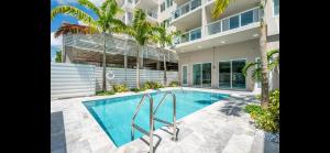 Бассейн в MIAMI WOOD APART HOTEL NEW 2024 - PRIVATE TERRACE - free GARAGE - Beach 5 min или поблизости