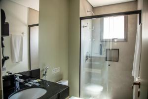Cozzy Suites Paraíso Hotel的一间浴室