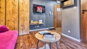 Telewizja i/lub zestaw kina domowego w obiekcie Apartament SPA 44 Resort Kozubnik blisko Szczyrk- 5D Apartamenty