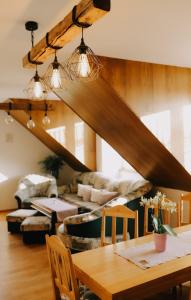 Postel nebo postele na pokoji v ubytování Apartmán U Tří smrků