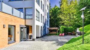 Ogród w obiekcie Apartament SPA 44 Resort Kozubnik blisko Szczyrk- 5D Apartamenty