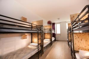 a room with a bunch of bunk beds at Le Flâneur Guesthouse in Lyon