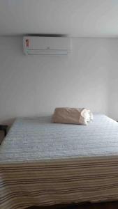 a white cat laying on top of a bed at Condomínio Blue: O Paraíso que Você Merece! in Xangri-lá