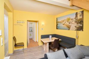 a living room with a couch and a table at Ferienhaus Aargau Bamberg in Bamberg