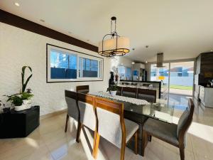 Η κουζίνα ή μικρή κουζίνα στο Verão dos Sonhos no Condomínio Quintas do Lago