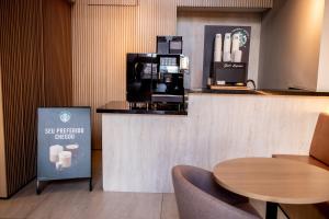Cozzy Suites Paraíso Hotel的咖啡和沏茶工具