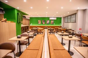 Cozzy Suites Paraíso Hotel餐厅或其他用餐的地方