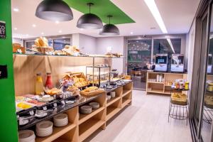 圣保罗Cozzy Suites Paraíso Hotel的展示了大量食物的面包店