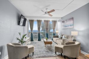 TV a/nebo společenská místnost v ubytování Yachtsman Oceanfront Resort