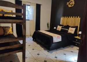 ein Schlafzimmer mit einem Bett und einem Etagenbett in der Unterkunft Casa Refugio in Alto Paraíso de Goiás