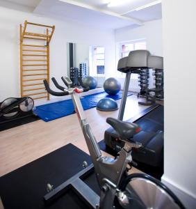 Fitness centrum a/nebo fitness zařízení v ubytování The Rosebery by Supercity Aparthotels + 41 fotografií