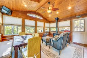 Μια τηλεόραση ή/και κέντρο ψυχαγωγίας στο Arrowhead Lake Retreat with Dock and Pool Access!