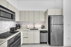 Una cocina o cocineta en Penthouse Sky Suite - 2BDR2BTH - Private Rooftop Terrace