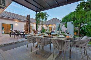 Patio nebo venkovní prostory v ubytování Hidden Cove Pool Villa 11BR 15 Mins Jomtien Beach 11臥室泳池派對別墅 花園燒烤