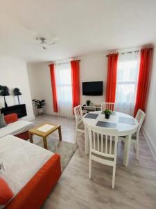 Μια τηλεόραση ή/και κέντρο ψυχαγωγίας στο Castle View 2 Bedroom Apartment in Town Centre