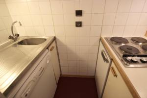 une petite cuisine avec un évier et une cuisinière dans l'établissement Résidence Eskival - ESKIVAL APPARTEMENT 35M² 4 PERS CENTRE STATION ACCES DIRECT SUR LES PISTES MAE-7711, à Val Thorens