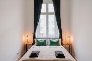Ένα ή περισσότερα κρεβάτια σε δωμάτιο στο Homely Berlin - Chic Flat, City View, Subway, Café, River