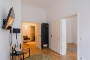 Μια τηλεόραση ή/και κέντρο ψυχαγωγίας στο Homely Berlin - Chic Flat, City View, Subway, Café, River