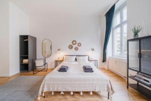 Ένα ή περισσότερα κρεβάτια σε δωμάτιο στο Homely Berlin - Chic Flat, City View, Subway, Café, River