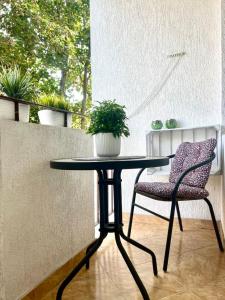 une table et une chaise sur un balcon dans l'établissement Comfort Home, à Olsztyn 4 autres photos