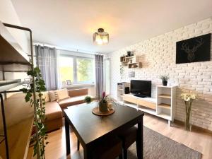 un salon avec un canapé et une table dans l'établissement Comfort Home, à Olsztyn