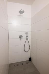 Munich Large Apartment 110 qm, 3 Bedrooms and very Central 1-12 Guests في ميونخ: دش مع رأس دش في جدار أبيض +17 صورة