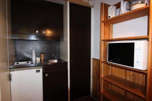 een kleine keuken met een spoelbak en een magnetron bij Résidence Roche Blanche - VAL THORENS STUDIO 2 PERSONNES CENTRAL MAE-7793 in Val Thorens