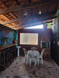 ein Esszimmer mit Tisch und Stühlen und einem Kamin in der Unterkunft Casa Refugio in Alto Paraíso de Goiás