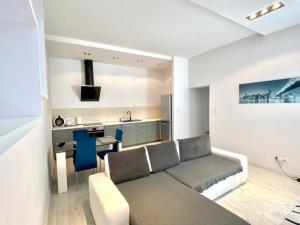 salon z kanapą i kuchnią w obiekcie Stay99 Apart w Poznaniu