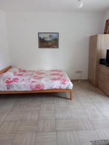 Rúm í herbergi á Studio Ljilja